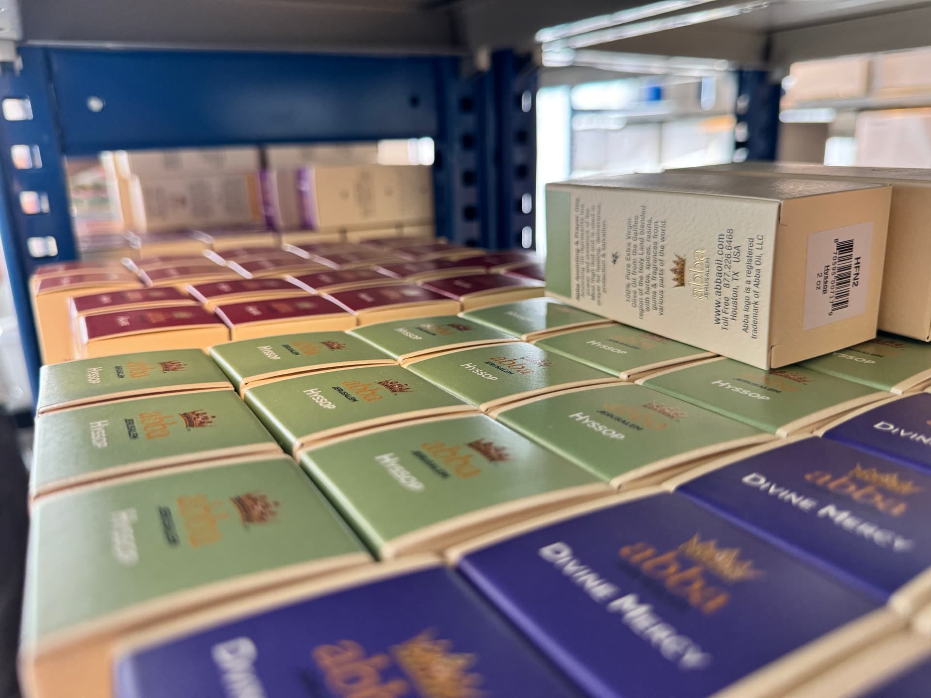 Zalfoliën in het magazijn van Huis van Zalving