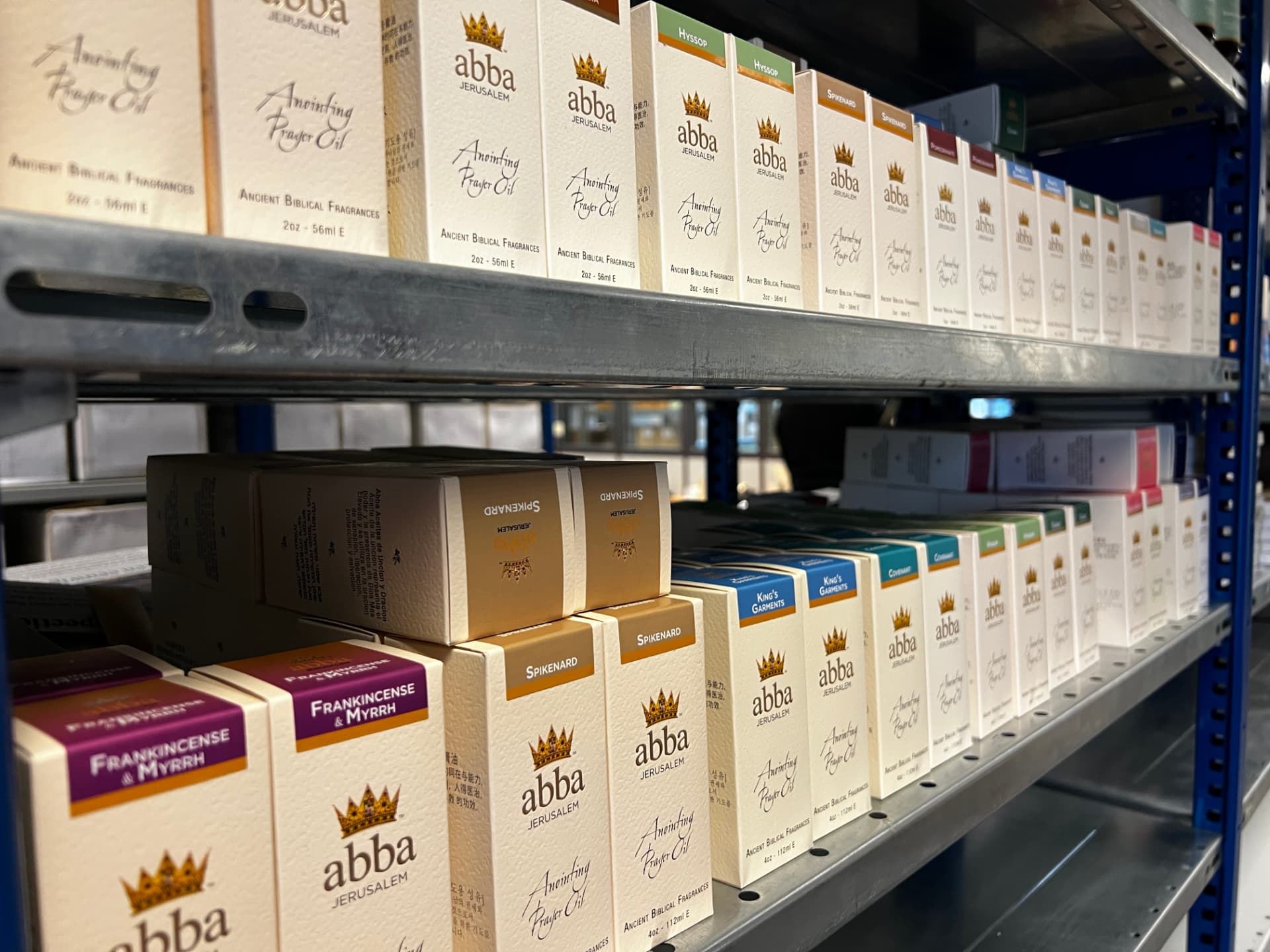 Een nadere blik op Abba zalfoliën in ons magazijn